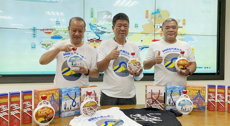 金門縣政府5日宣布「跑動金門」活動26日到11月15日展開,金門縣觀光協會理事長吳嘉獎(中)率旅宿業者力挺,表示將提供優惠交通食宿服務,歡迎跑友來金跑步兼旅遊。中央社記者黃慧敏攝 111年8月5日 (圖:中央社) 金門縣政府5日宣布「跑動金門」活動26日到11月15日展開,金門縣觀光協會理事長吳嘉獎(中)率旅宿業者力挺,表示將提供優惠交通食宿服務,歡迎跑友來金跑步兼旅遊。中央社記者黃慧敏攝 111年8月5日 (圖:中央社)