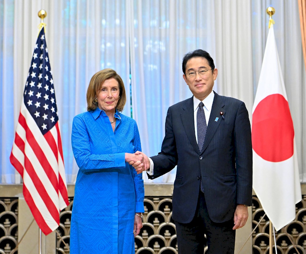日本首相岸田文雄(Fumio Kishida)5日會見到訪的美國眾議院議長裴洛西(Nancy Pelosi)。 (AFP) 日本首相岸田文雄(Fumio Kishida)5日會見到訪的美國眾議院議長裴洛西(Nancy Pelosi)。 (AFP)