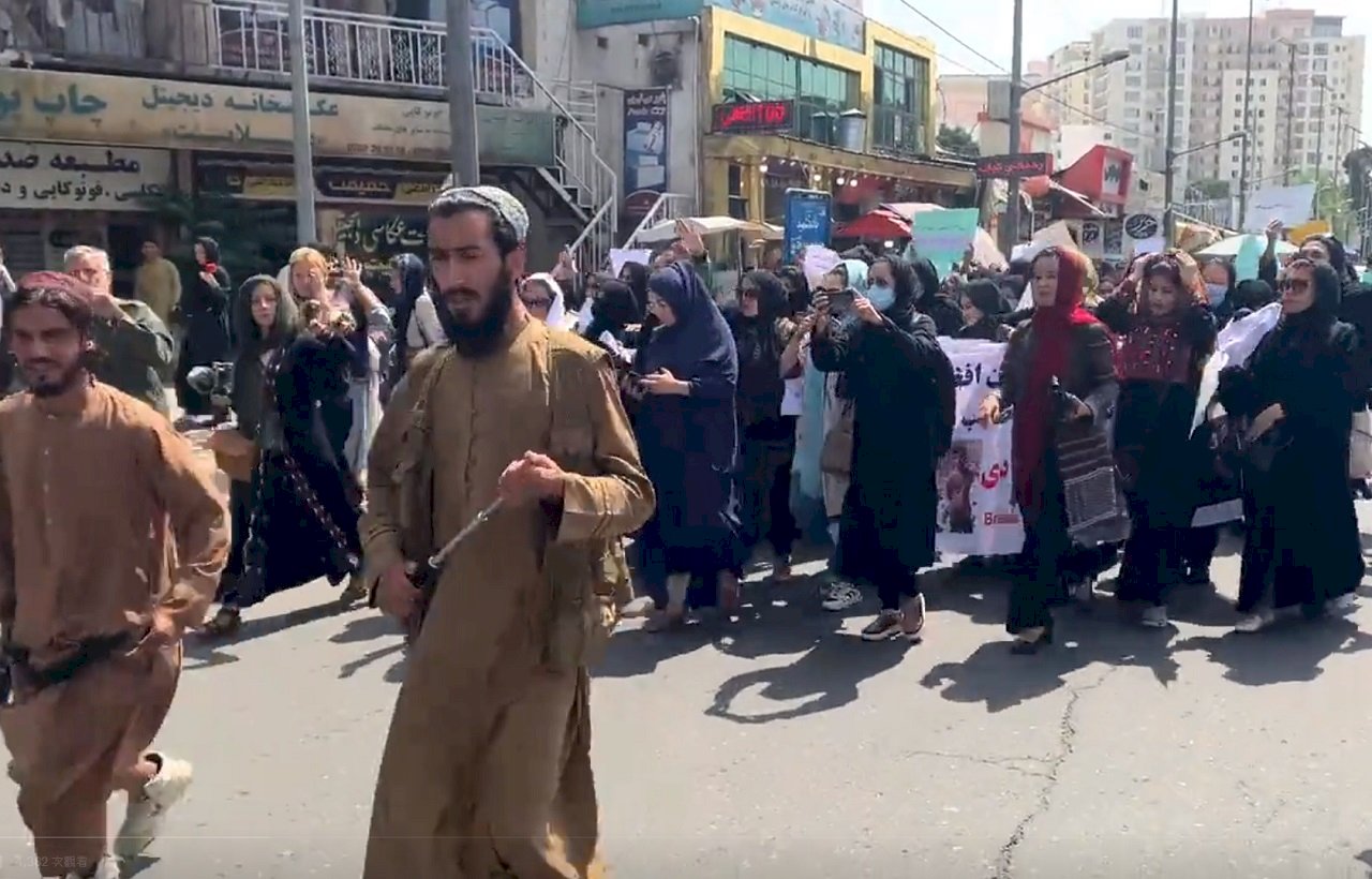 暴力驅散婦女遊行 歐盟指責塔利班