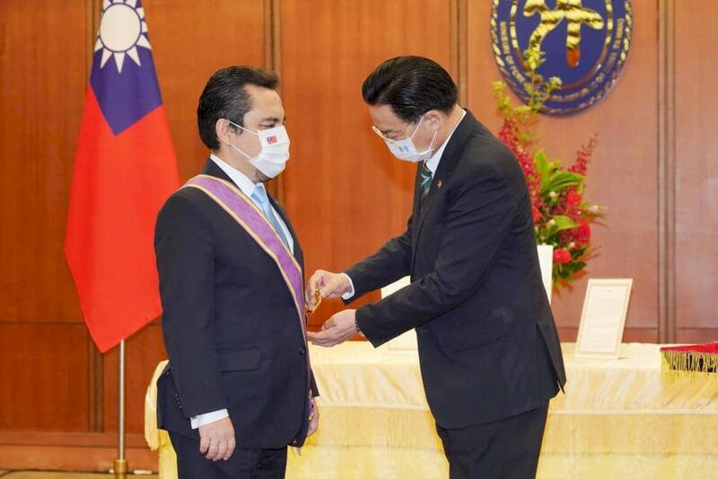 贈勳駐台大使 吳釗燮感謝瓜地馬拉在中國軍演時挺台