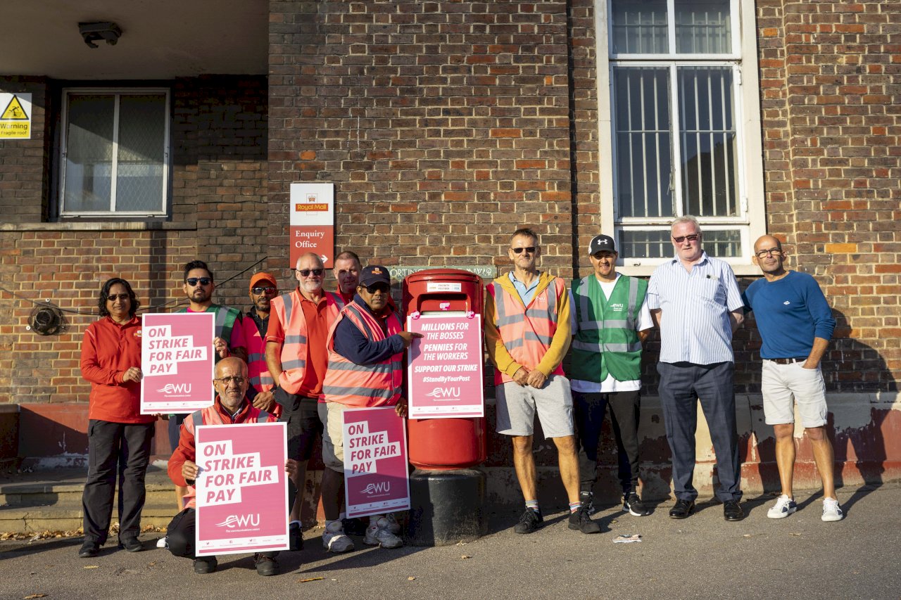 通膨致生活困難 英皇家郵政員工罷工求加薪