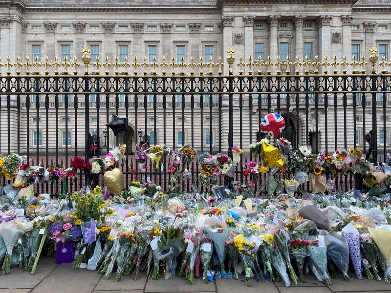 獻花告別女王 國葬前英國花卉銷量飆升