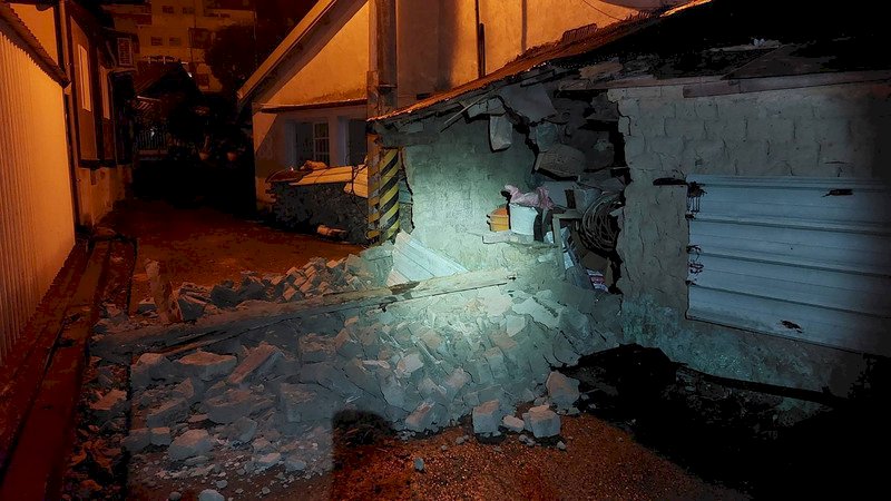 台東強震賣場物品掉滿地 花蓮富里老屋牆面倒塌