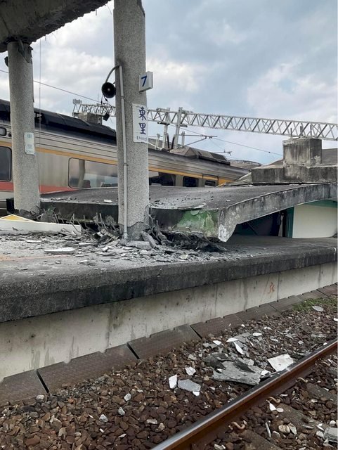 台東6.8地震 台鐵東里站月台崩坍壓到自強號