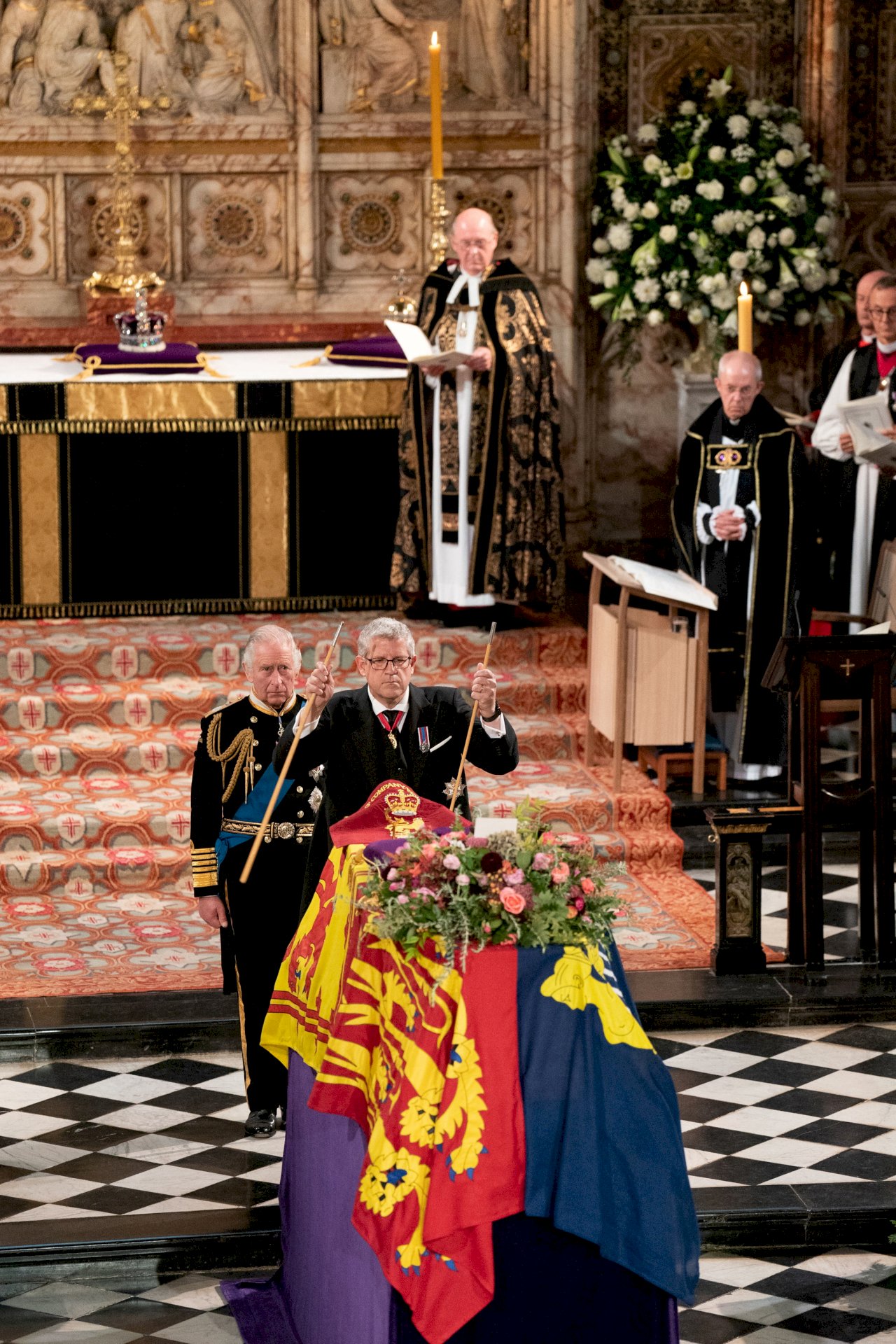 揮別伊莉莎白二世！英女王葬禮首公開斷杖儀式