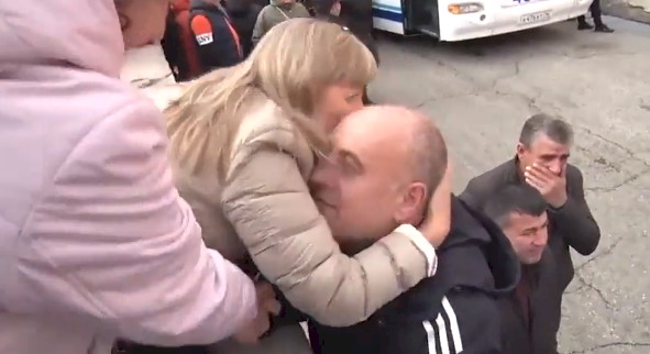 被逼上戰場！俄男收兵單秒被帶走 妻兒淚眼送別