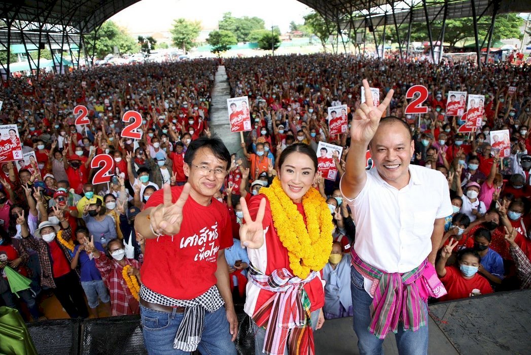 泰國明年大選初步民調 前總理戴克辛女兒領先