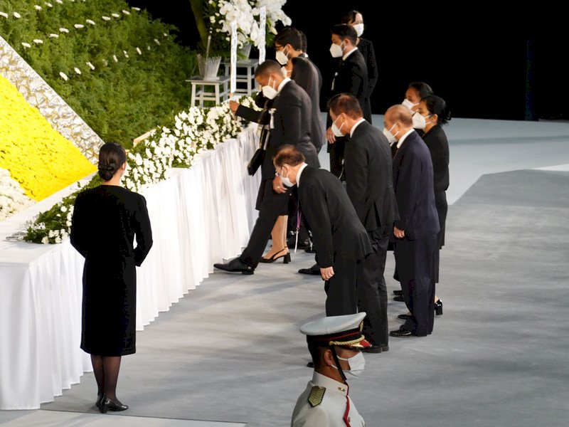 安倍國葬唱名「台灣」獻花  日媒關注多