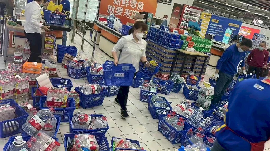 搶不停！上海水質鹽化 民眾恐慌囤水備用