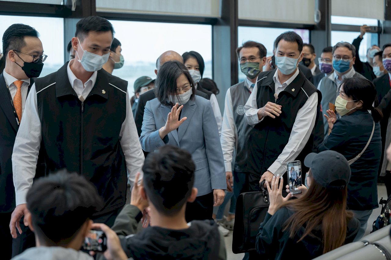 解封首日視察桃機 總統向國際喊話:台灣準備好了!歡迎光臨!