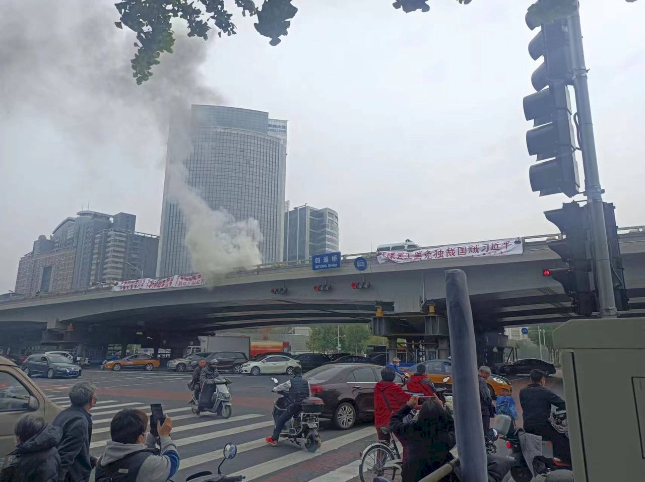 北京大红门集美家居市场明火已扑灭 2名消防员牺牲_凤凰网视频_凤凰网