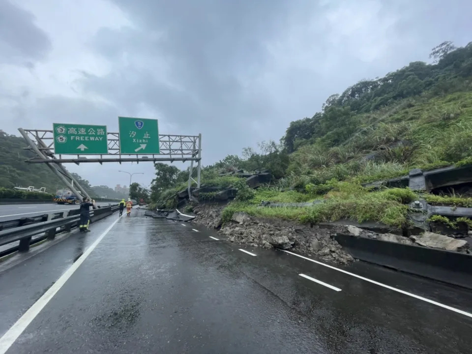 中山高汐止交流道邊坡滑落封閉 未波及車輛