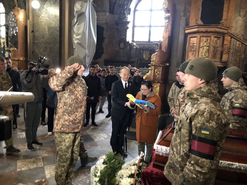 烏軍方為曾聖光辦告別式 數百民眾寒風夾道送行