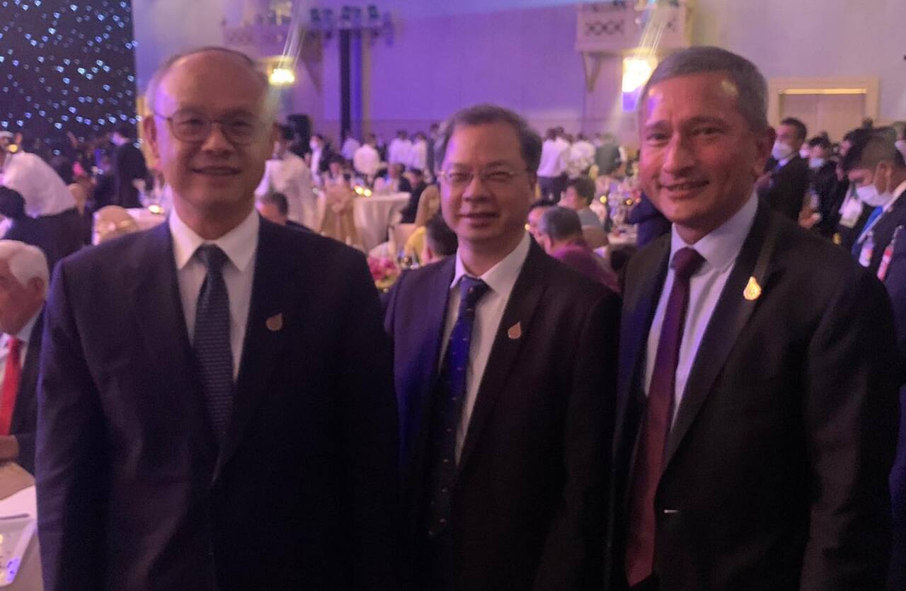 出席APEC 新加坡外長PO與鄧振中、龔明鑫合照
