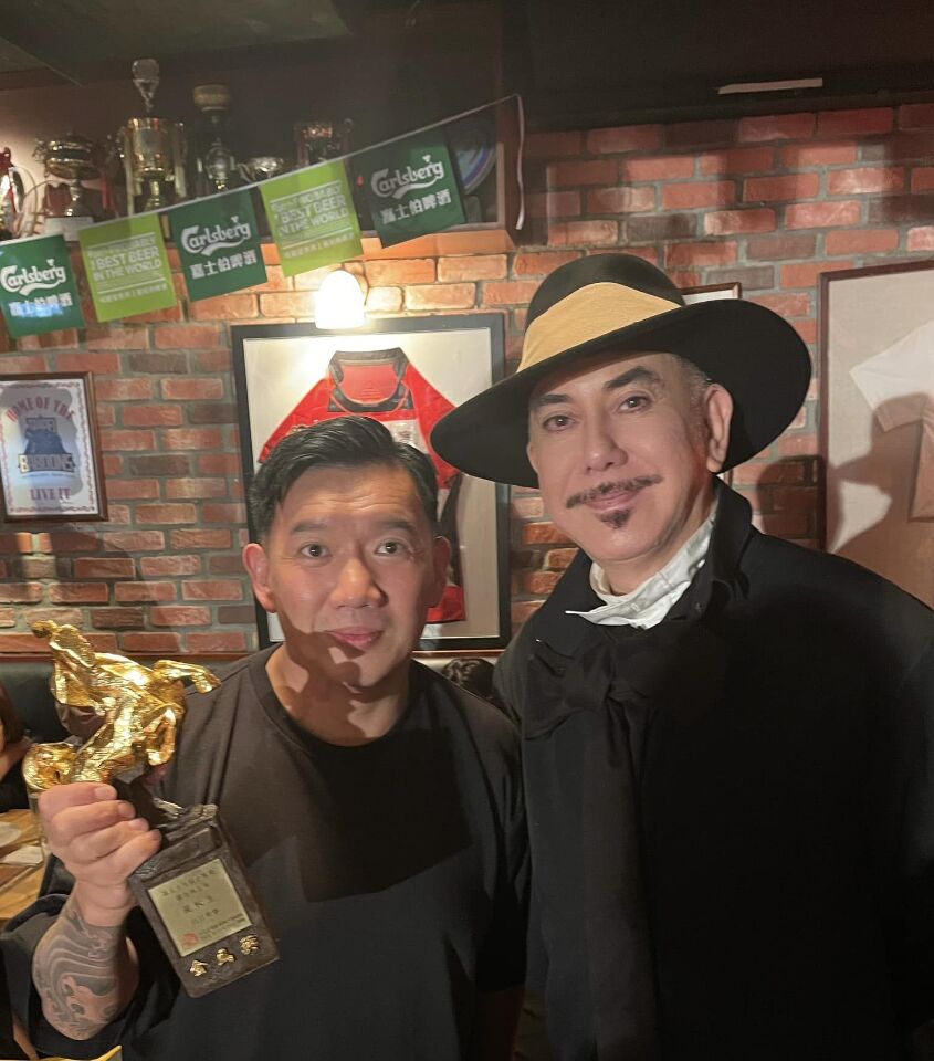 金馬獎座重得像啞鈴!杜汶澤恭喜黃秋生