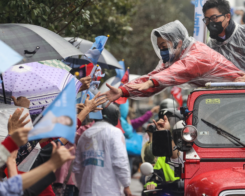 九合一大選倒數2天,國民黨台北市長候選人蔣萬安(右2)24日上午到大安、文山區進行車隊掃街,穿著雨衣向支持民眾握手致意。中央社記者鄭清元攝 111年11月24日 (圖:中央社) 九合一大選倒數2天,國民黨台北市長候選人蔣萬安(右2)24日上午到大安、文山區進行車隊掃街,穿著雨衣向支持民眾握手致意。中央社記者鄭清元攝 111年11月24日 (圖:中央社)