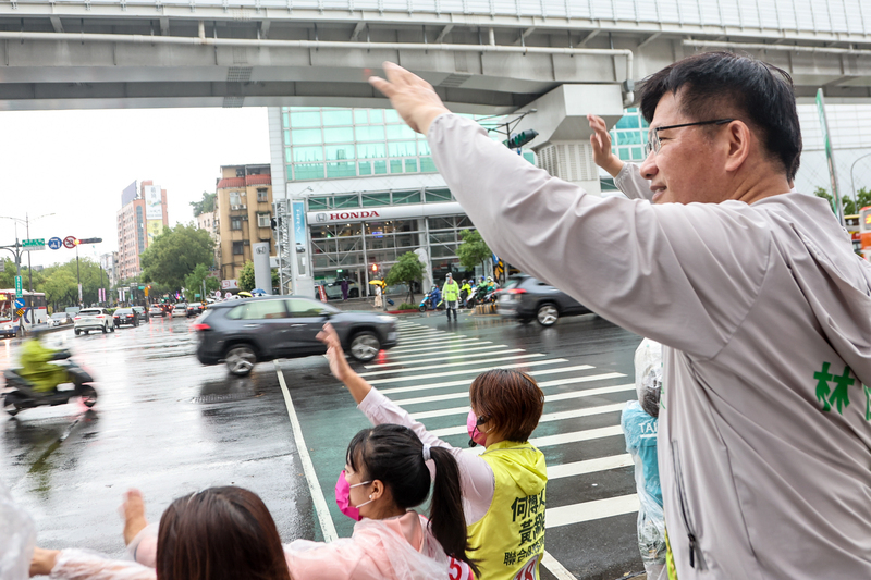 距離九合一選舉投票剩下2天,民進黨新北市長候選人林佳龍(右)24日與黨籍市議員候選人到新北市板橋縣民大道路口拜票,向來往人車揮手致意,展現親和力。中央社記者王騰毅攝 111年11月24日 (圖:中央社) 距離九合一選舉投票剩下2天,民進黨新北市長候選人林佳龍(右)24日與黨籍市議員候選人到新北市板橋縣民大道路口拜票,向來往人車揮手致意,展現親和力。中央社記者王騰毅攝 111年11月24日 (圖:中央社)