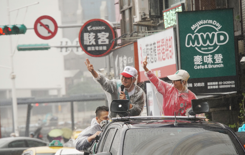 民進黨立委陳亭妃(前排右)24日前往基隆,陪民進黨基隆市長候選人蔡適應(前排左)在基隆市區車隊掃街。陳亭妃說,拜託4年前支持基隆市長林右昌的每張選票,這次都能支持蔡適應,票票入匭,讓基隆的光榮延續。中央社記者王揚宇攝 111年11月24日 (圖:中央社) 民進黨立委陳亭妃(前排右)24日前往基隆,陪民進黨基隆市長候選人蔡適應(前排左)在基隆市區車隊掃街。陳亭妃說,拜託4年前支持基隆市長林右昌的每張選票,這次都能支持蔡適應,票票入匭,讓基隆的光榮延續。中央社記者王揚宇攝 111年11月24日 (圖:中央社)