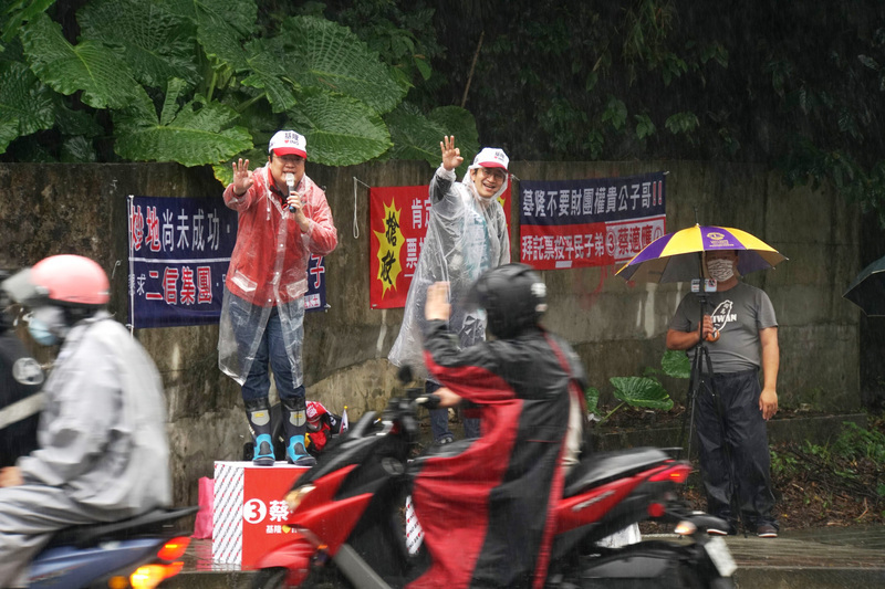 基隆市長林右昌(後排左)24日陪同民進黨基隆市長候選人蔡適應(後排中)在街頭拜票。蔡適應表示,選戰倒數剩下2天,要把握所有機會跟市民請託,拜託大家,基隆進步力量不能停滯、改革不能倒退。中央社記者王揚宇攝 111年11月24日 (圖:中央社) 基隆市長林右昌(後排左)24日陪同民進黨基隆市長候選人蔡適應(後排中)在街頭拜票。蔡適應表示,選戰倒數剩下2天,要把握所有機會跟市民請託,拜託大家,基隆進步力量不能停滯、改革不能倒退。中央社記者王揚宇攝 111年11月24日 (圖:中央社)