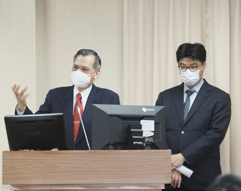 立法院外交及國防委員會24日邀請國安局長陳明通(左)、陸委會副主委邱垂正(右)等人,列席報告「G20峰會後國際關係變化對我國安影響」,並備質詢。中央社記者郭日曉攝 111年11月24日 (圖:中央社) 立法院外交及國防委員會24日邀請國安局長陳明通(左)、陸委會副主委邱垂正(右)等人,列席報告「G20峰會後國際關係變化對我國安影響」,並備質詢。中央社記者郭日曉攝 111年11月24日 (圖:中央社)