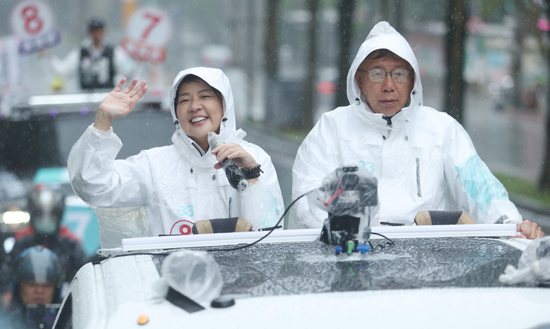 無黨籍台北市長候選人黃珊珊(左)24日啟動車掃,從南港區出發,由台灣民眾黨主席、台北市長柯文哲(右)陪同,受到雨勢影響,兩人臉上都是雨水。中央社記者張新偉攝 111年11月24日 (圖:中央社) 無黨籍台北市長候選人黃珊珊(左)24日啟動車掃,從南港區出發,由台灣民眾黨主席、台北市長柯文哲(右)陪同,受到雨勢影響,兩人臉上都是雨水。中央社記者張新偉攝 111年11月24日 (圖:中央社)
