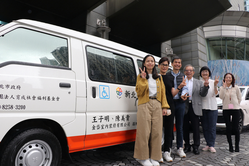 新北市社會局24日表示,室內設計師陳美貴(左2)與丈夫王子明(左3)做公益回饋社會,退休前夕帶著女兒到市府捐出一輛價值新台幣百萬元的復康巴士,作為退休禮物。由市府祕書長林祐賢(右3)、社會局長張錦麗(右2)、交通局副局長林麗珠(右)代表接受。(新北市府社會局提供)中央社記者黃旭昇新北傳真 111年11月24日 (圖:中央社) 新北市社會局24日表示,室內設計師陳美貴(左2)與丈夫王子明(左3)做公益回饋社會,退休前夕帶著女兒到市府捐出一輛價值新台幣百萬元的復康巴士,作為退休禮物。由市府祕書長林祐賢(右3)、社會局長張錦麗(右2)、交通局副局長林麗珠(右)代表接受。(新北市府社會局提供)中央社記者黃旭昇新北傳真 111年11月24日 (圖:中央社)