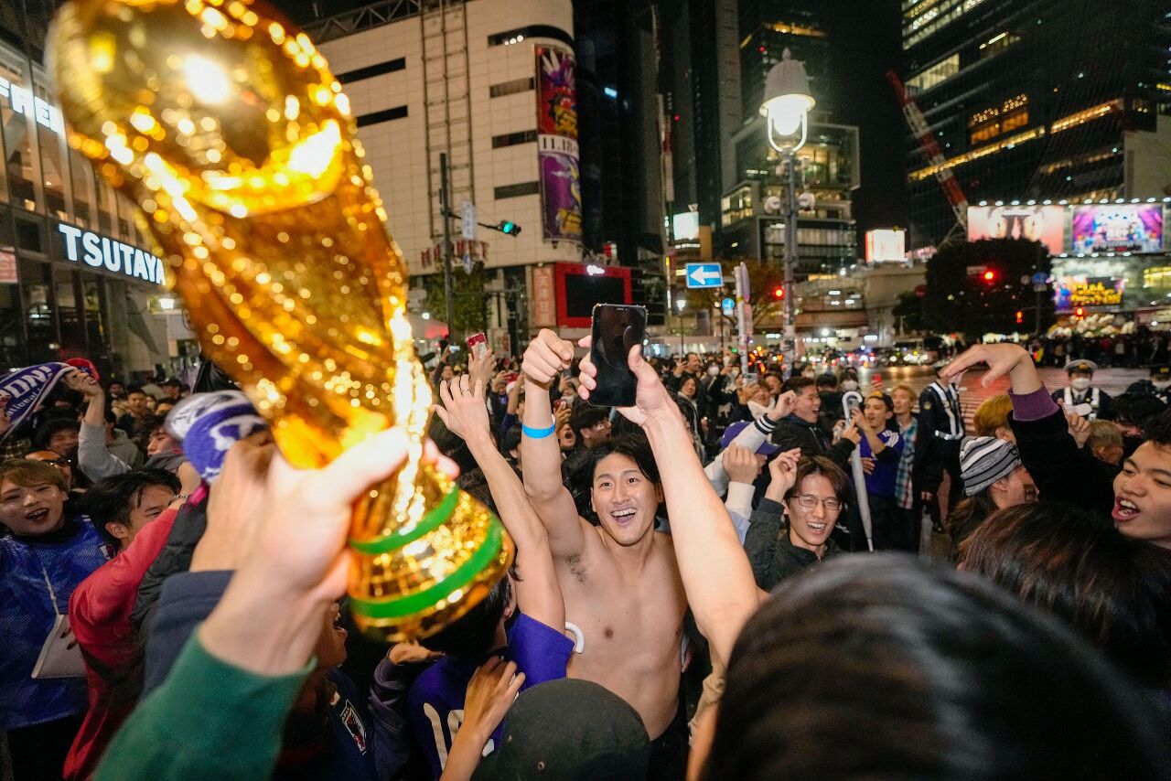 世界盃／日本嗨翻慶祝贏球 兩岸鄉民反應兩樣情