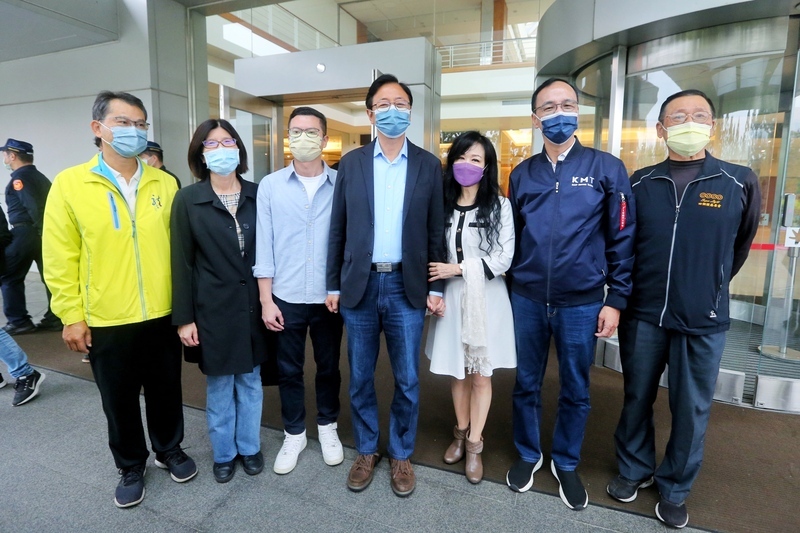 朱立倫穿KMT外套惹議 中選會：地方選委會認定