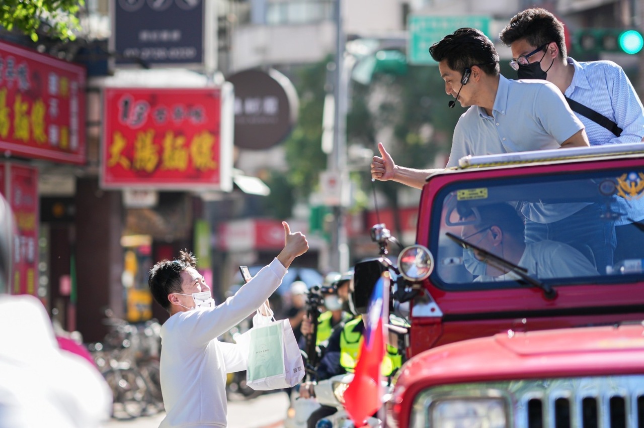 國民黨台北市長候選人蔣萬安(右)勝選，28日上午展開第2天的車隊掃街謝票，沿途受到許多選民肯定。(蔣萬安競辦提供)