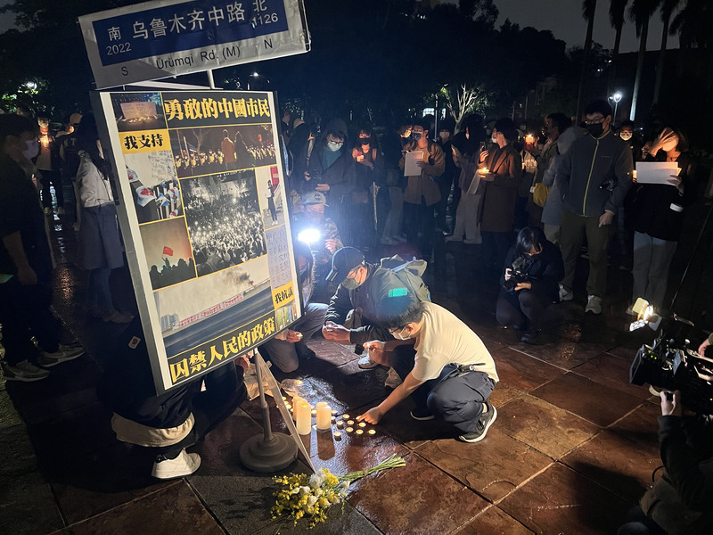 白紙革命／台大學生自發燭光悼念 聲援中國抗爭者