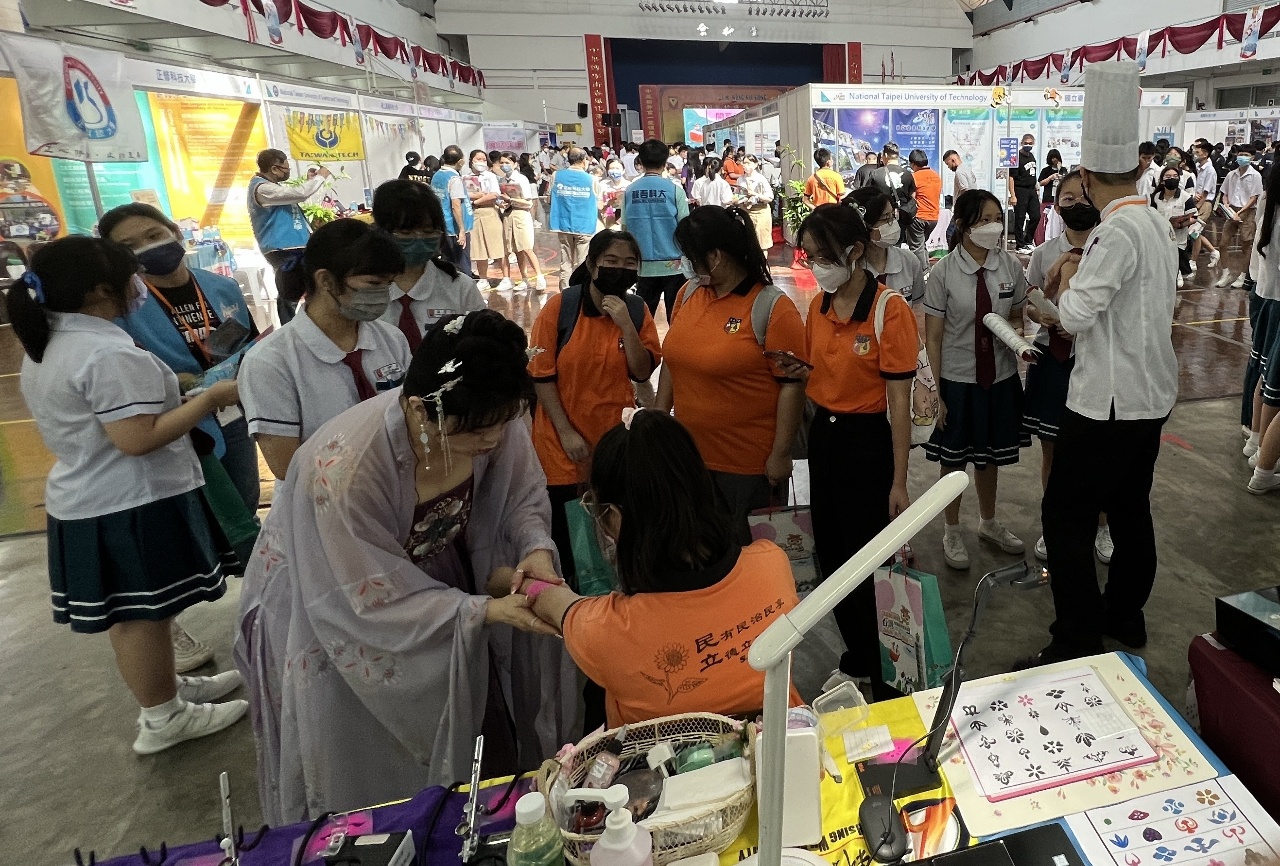 台灣東馬技職高教展夯 家長開8小時車前來、44場實作爆滿