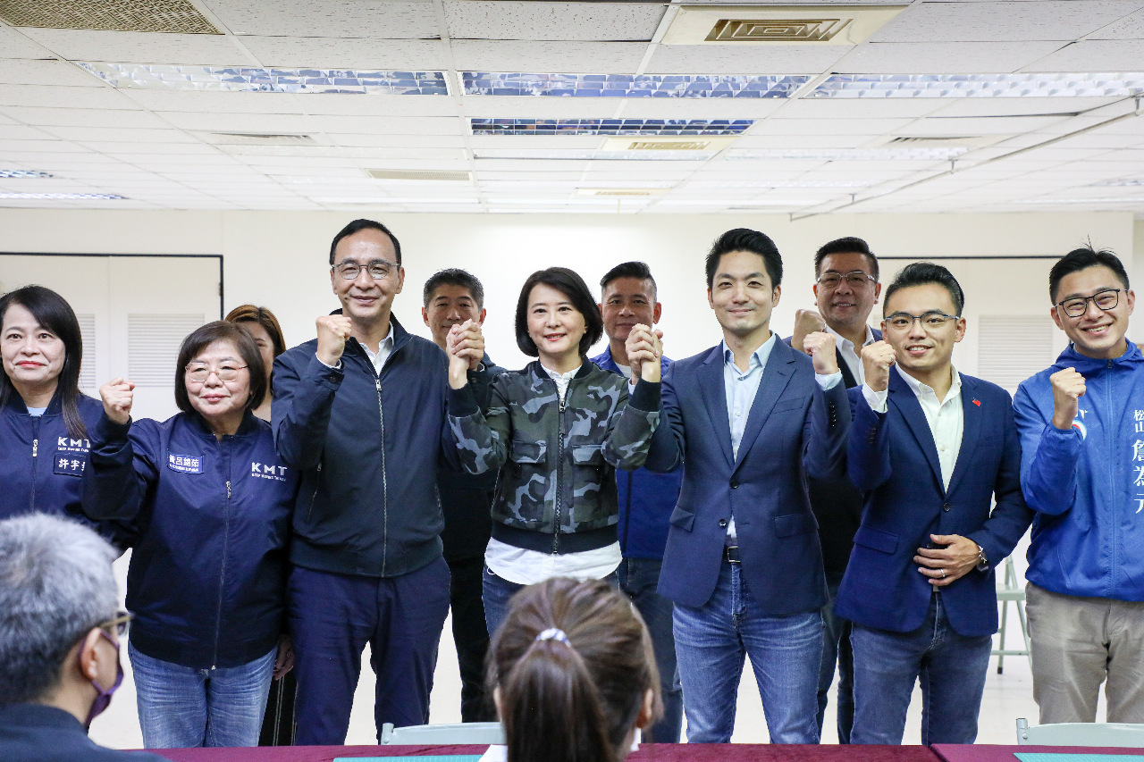 王鴻薇登記參選立委補選 向選民鞠躬致歉