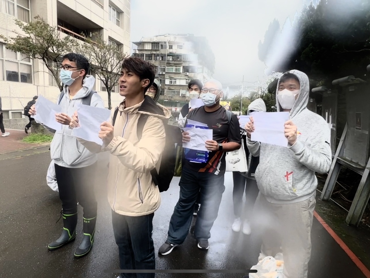 在台本地生港生隔岸聲援白紙革命