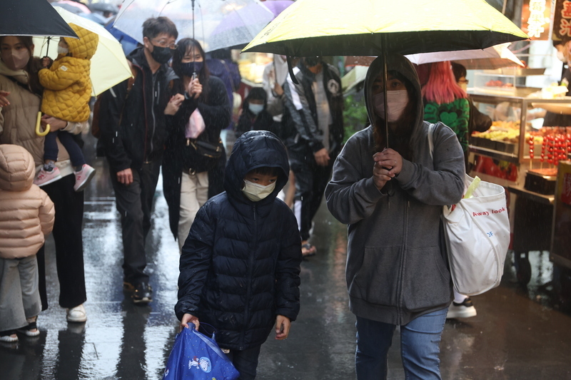 本土疫情連3天較上週微升 單日降至萬例以下可能性低