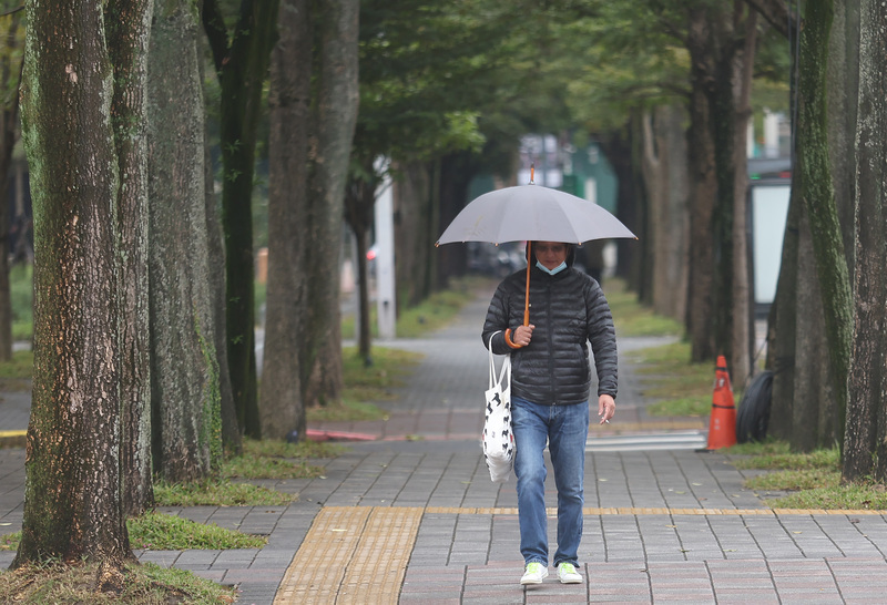 北台灣天氣濕涼 沿海風浪大請留意