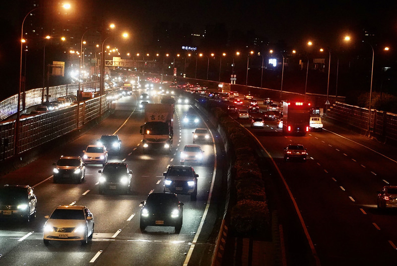 元旦連假首日國道車潮少4％ 王國材籲別停國道路肩看煙火