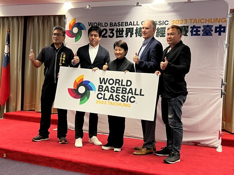 世界棒球經典賽(WBC)3月開打,A組預賽在台中洲際棒球場舉行,台中市長盧秀燕(中)12日舉行跨機關協調會議。台中市運動局長李昱叡(左起)、中信兄弟總教練林威助、台中市成棒隊總教練鄭達鴻(右起)、WBC主席史莫爾(Jim Small)與會。(中華棒協提供)中央社記者楊啟芳傳真 112年1月12日 (圖:中央社)
