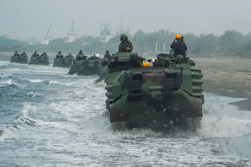 國軍12日在高雄左營進行112年春節加強戰備訓練,讓參訪媒體搭乘AAV-7兩棲突擊車泛水前進,了解兩棲作戰能力。中央社記者裴禛攝 112年1月12日 (圖:中央社)