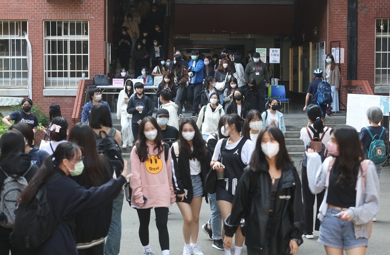 112學年度學科能力測驗14日進入第2天,考生上午考完英文科目後步出台師大試場。中央社記者張新偉攝 112年1月14日 (圖:中央社) 112學年度學科能力測驗14日進入第2天,考生上午考完英文科目後步出台師大試場。中央社記者張新偉攝 112年1月14日 (圖:中央社)