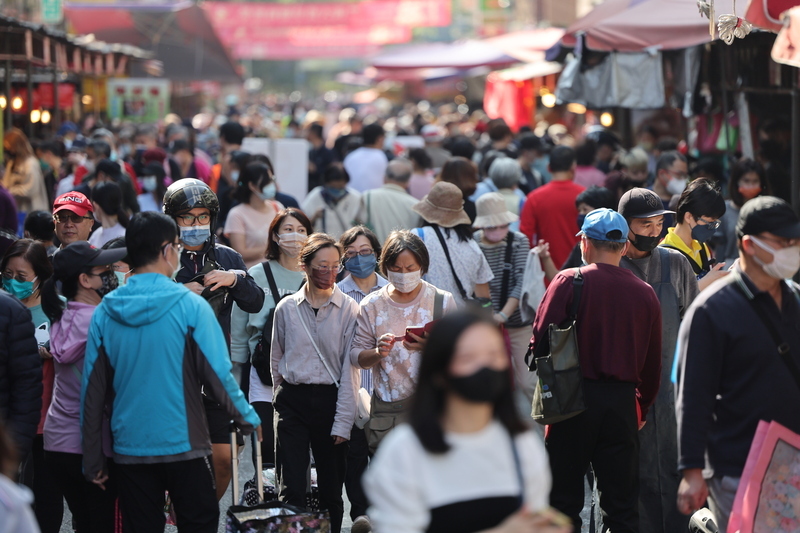 台北濱江市場14日上午擠滿人潮,民眾趕在過年前最後一個週末假日採買年貨。中央社記者王飛華攝 112年1月14日 (圖:中央社) 台北濱江市場14日上午擠滿人潮,民眾趕在過年前最後一個週末假日採買年貨。中央社記者王飛華攝 112年1月14日 (圖:中央社)
