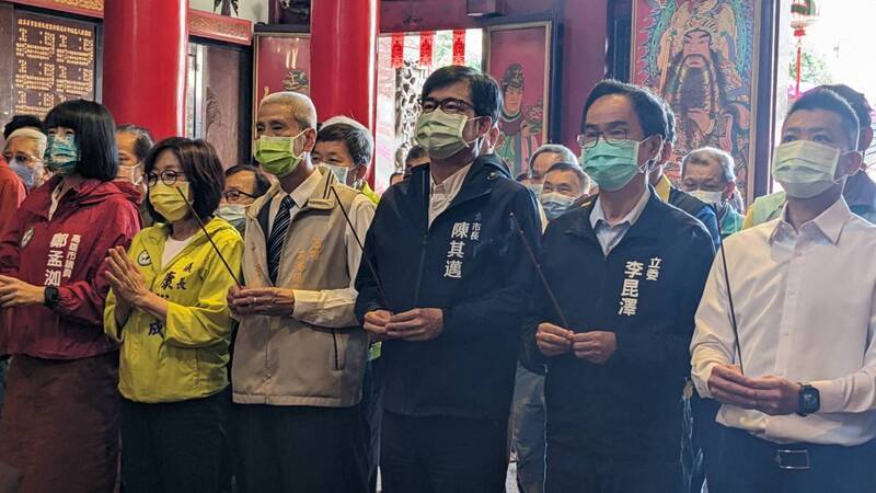 高雄市長陳其邁(前排右3)14日一早到大港保安宮參香,並發放兔年小紅包,向民眾拜早年。中央社記者曾以寧攝 112年1月14日 (圖:中央社) 高雄市長陳其邁(前排右3)14日一早到大港保安宮參香,並發放兔年小紅包,向民眾拜早年。中央社記者曾以寧攝 112年1月14日 (圖:中央社)