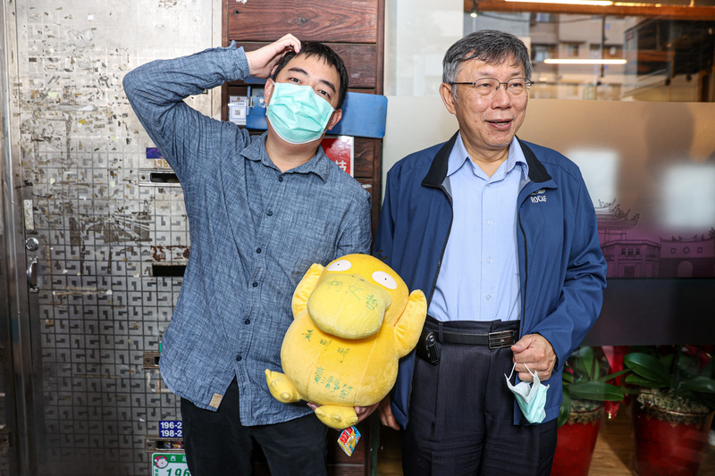 台灣民眾黨主席柯文哲(右)14日上午出席春聯揮毫公益活動,有民眾帶著日本動漫寶可夢中的可達鴨玩偶到場,與柯文哲合影留念。中央社記者鄭清元攝 112年1月14日 (圖:中央社) 台灣民眾黨主席柯文哲(右)14日上午出席春聯揮毫公益活動,有民眾帶著日本動漫寶可夢中的可達鴨玩偶到場,與柯文哲合影留念。中央社記者鄭清元攝 112年1月14日 (圖:中央社)