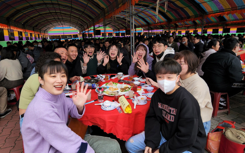 大年初二「查某囝日」,澎湖特有的娘家宴活動,23日有馬公烏崁等社區在COVID-19疫情逐步趨緩後恢復舉辦,親友同場聯誼,年節另類團圓聚會。中央社 112年1月23日 (圖:中央社)