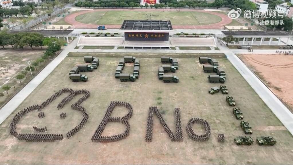 駐港解放軍賀年片驚現「BNO」？ 網路掀熱議