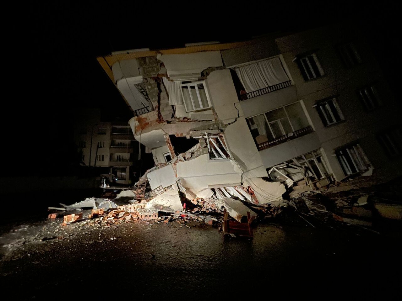 土耳其敘利亞7.8強震 逾300人死 民眾受困瓦礫堆