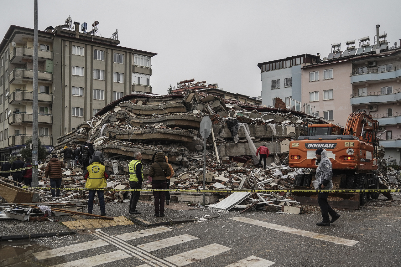 土耳其強震上千棟建築倒塌 警方逮捕12人展開調查