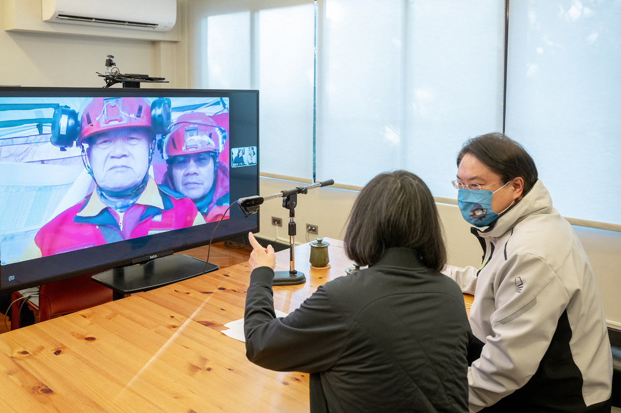 總統與台灣搜救隊視訊通話 提醒注意自身安全