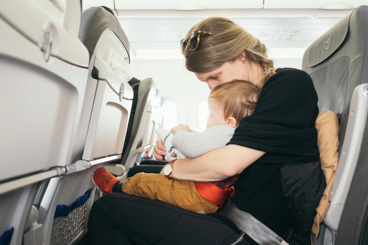 兒童非行李 拜登促禁止家人搭機同坐要額外收費