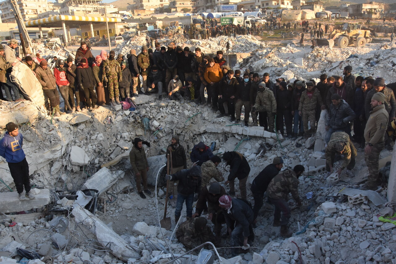 敘利亞男子掘地苦尋親人 強震後30名親屬失蹤