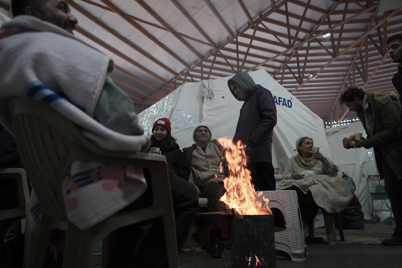 餘震不斷低溫難耐 土耳其災民在車內、帳篷避難